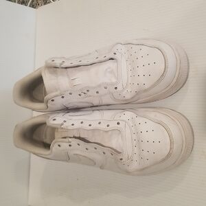 Mens  Nike tennis shoes in a great condition.